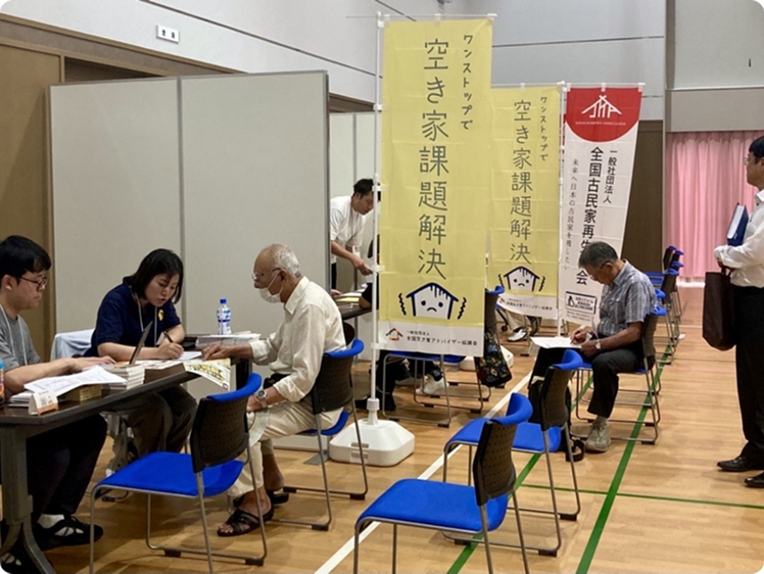 空き家の相談をする来場者（7月5日七尾市）