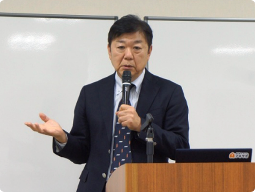 魚津市相談会で挨拶する杉本一郎スムヤドスム代表理事（2025年11月29日富山県魚津市）